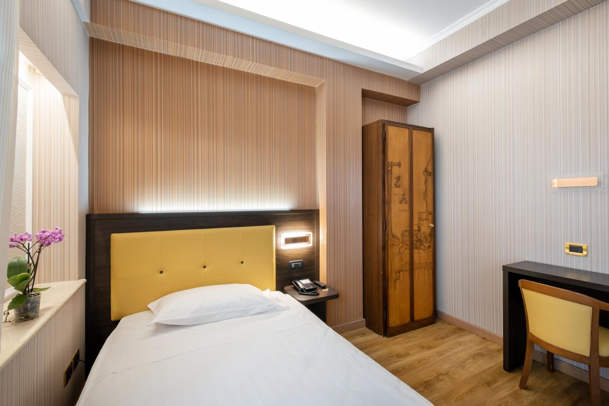 Hotel Santa Prisca Roma Esterno foto