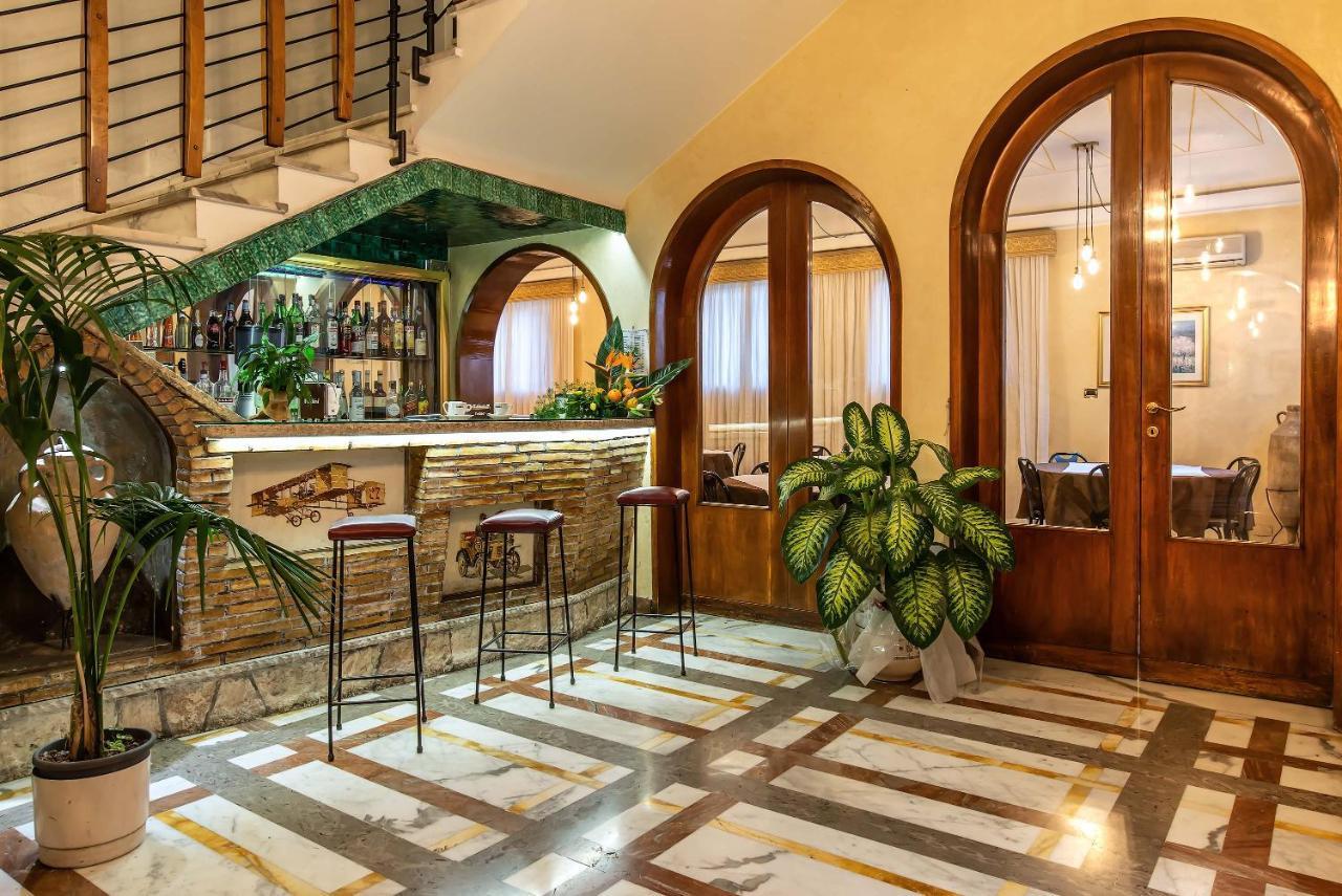 Hotel Santa Prisca Roma Esterno foto